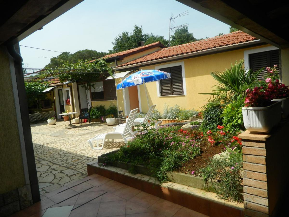 Apartments Vila Vanda Porec Esterno foto